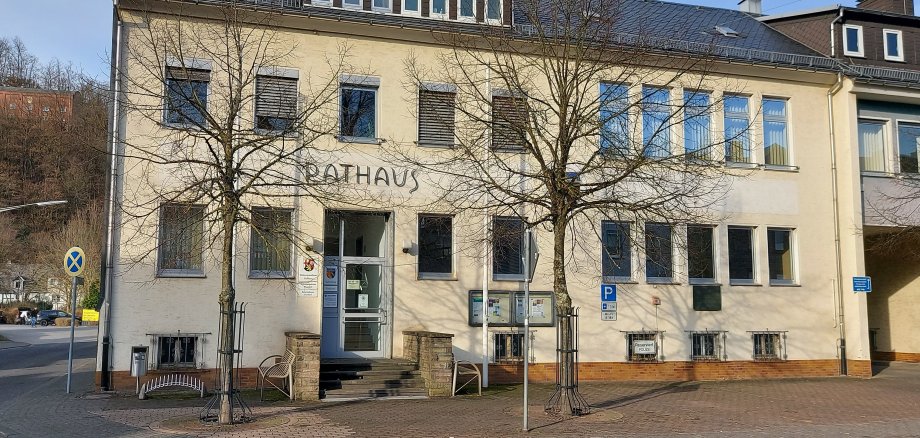 Hier sehen Sie das Rathaus Herdorf von der Hauptstraße aus.