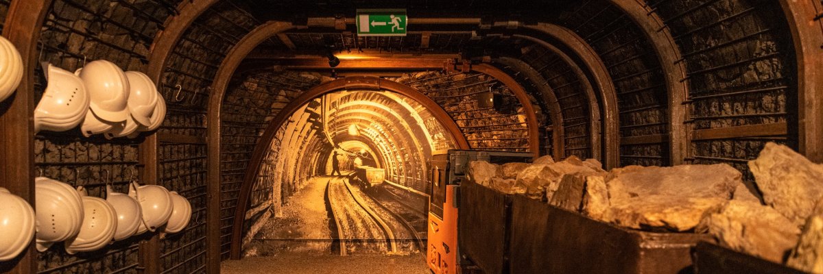 Hier sehen Sie einen Ausstellungsraum im Bergbaumuseum in Herdorf-Sassenroth der einem Stollen nachempfunden ist.