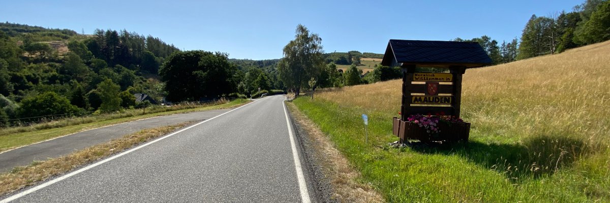 Hier sehen Sie das den Ortseingang von Mauden mit Begrüßungsschild