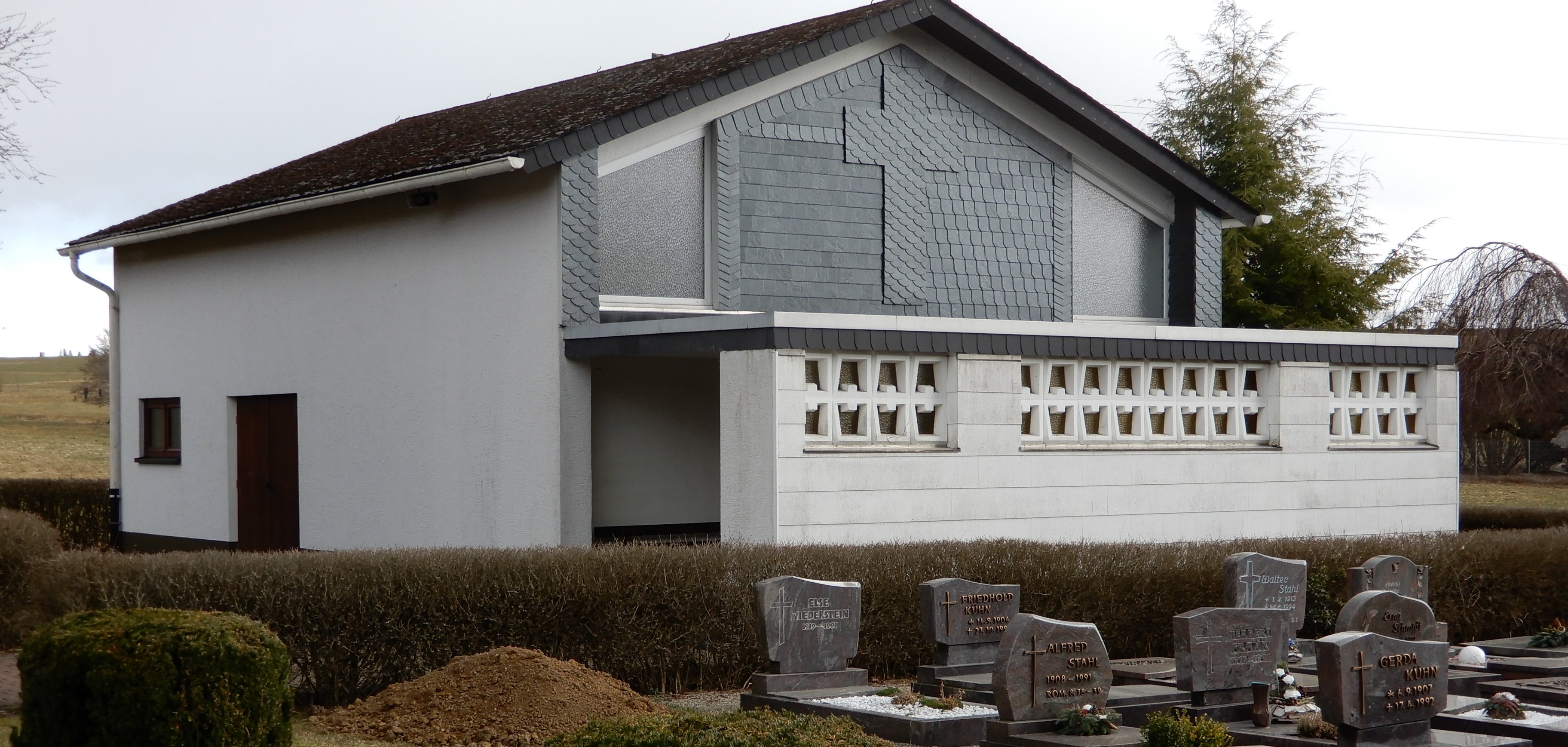 Hier sehen Sie die Friedhofshalle in Nisterberg