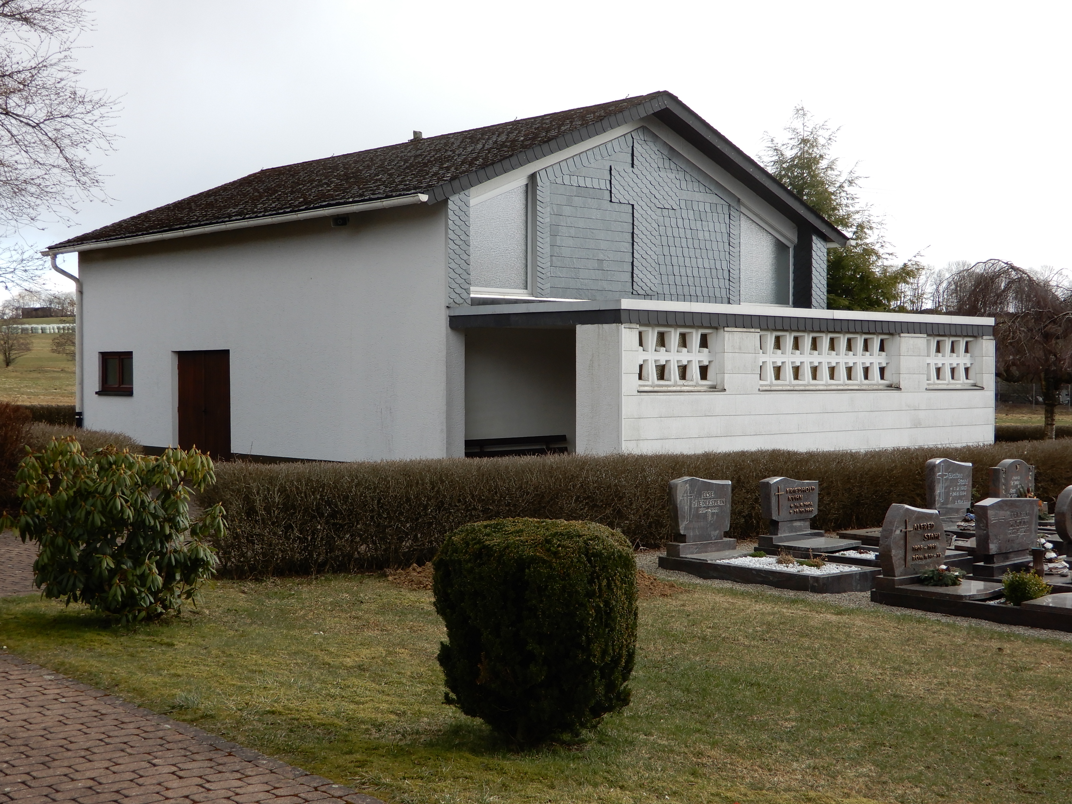 Hier sehen Sie die Friedhofshalle in Nisterberg