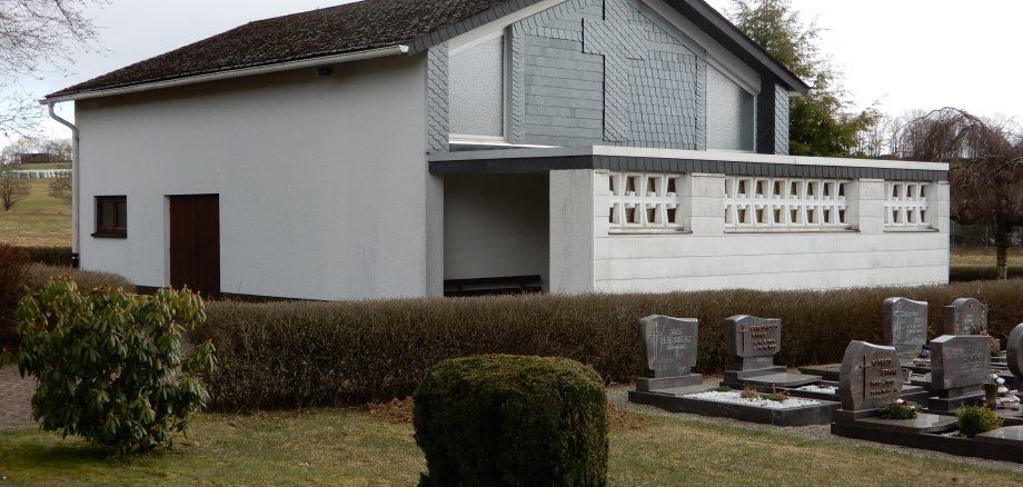 Hier sehen Sie die Friedhofshalle in Nisterberg