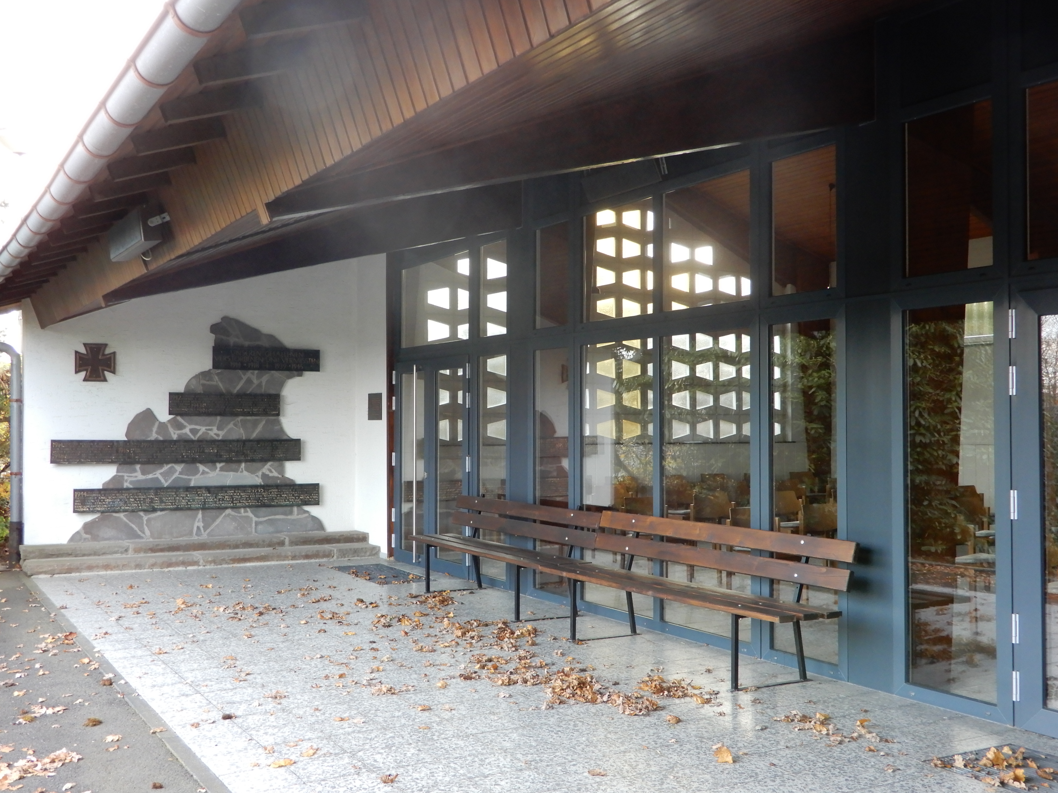 Hier sehen Sie die Friedhofshalle in Weitefeld