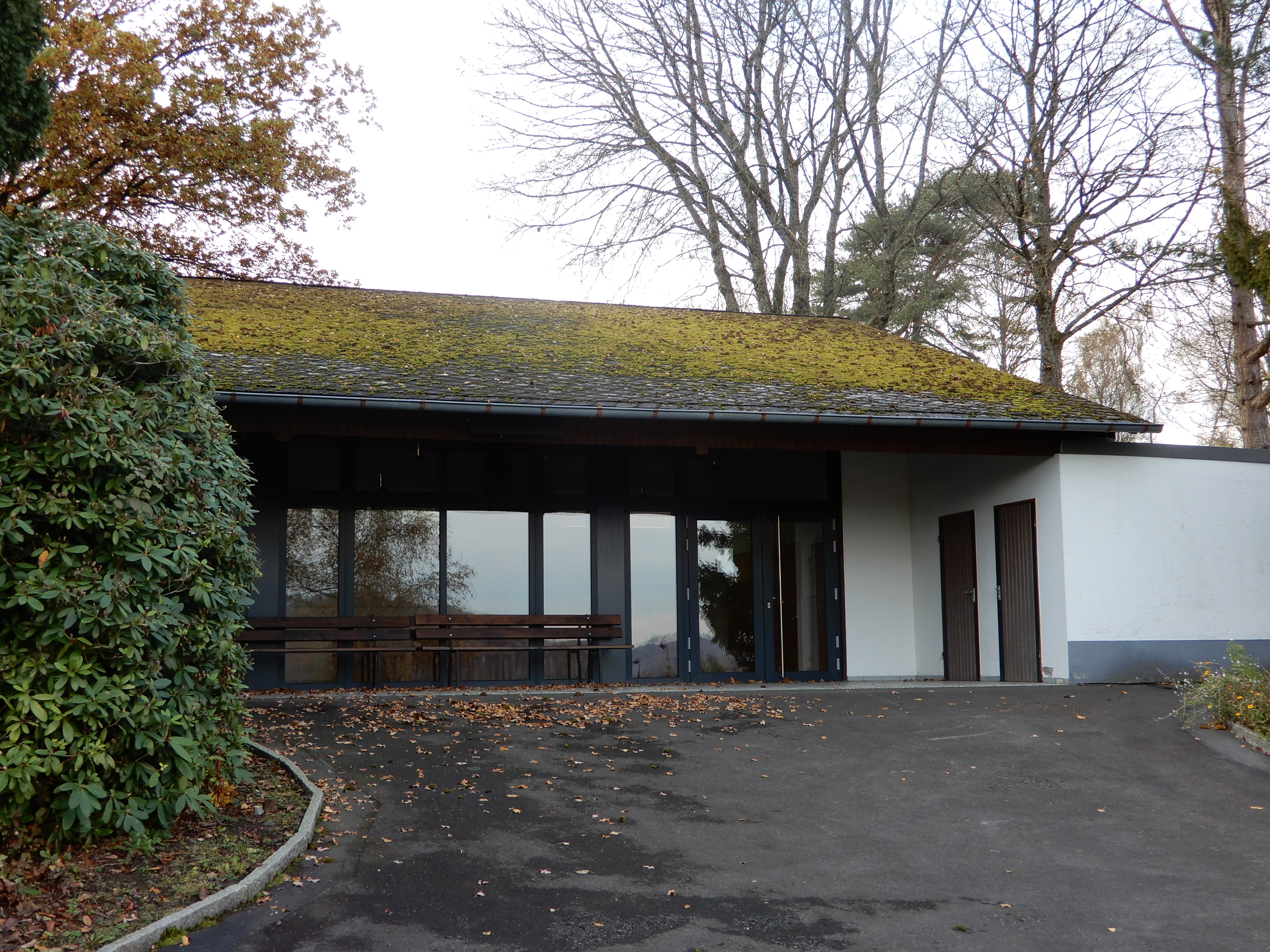 Hier sehen Sie die Friedhofshalle in Weitefeld