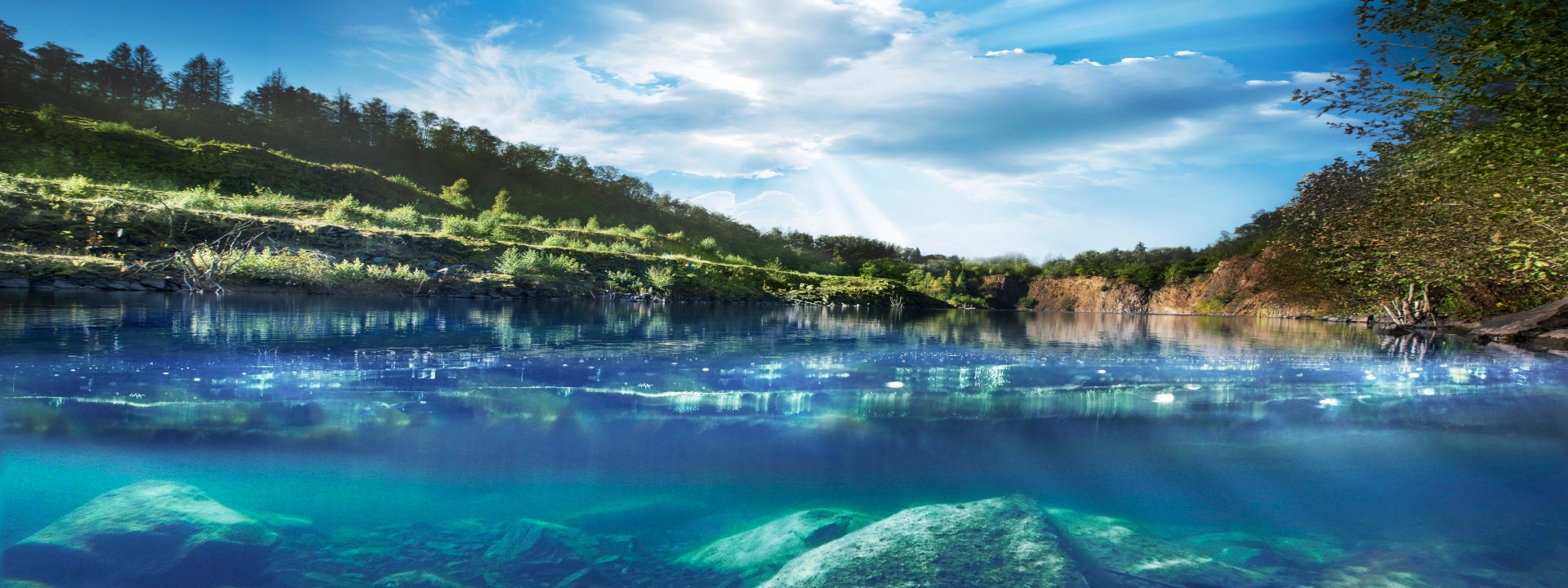 Hier sehen Sie den Silbersee Mahlscheid, entstanden in einem Alten Basaltsteinbruch, der sich über die Jahre mit Regenwasser gefüllt hat.