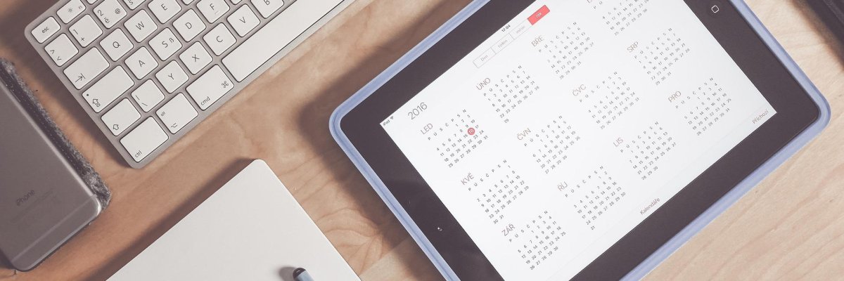 Hier sehen Sie einen Schreibtisch mit einem Tablet und Tastatur.