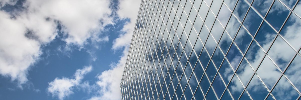 Hier sehen Sie die Fensterfront eines Hochhauses.