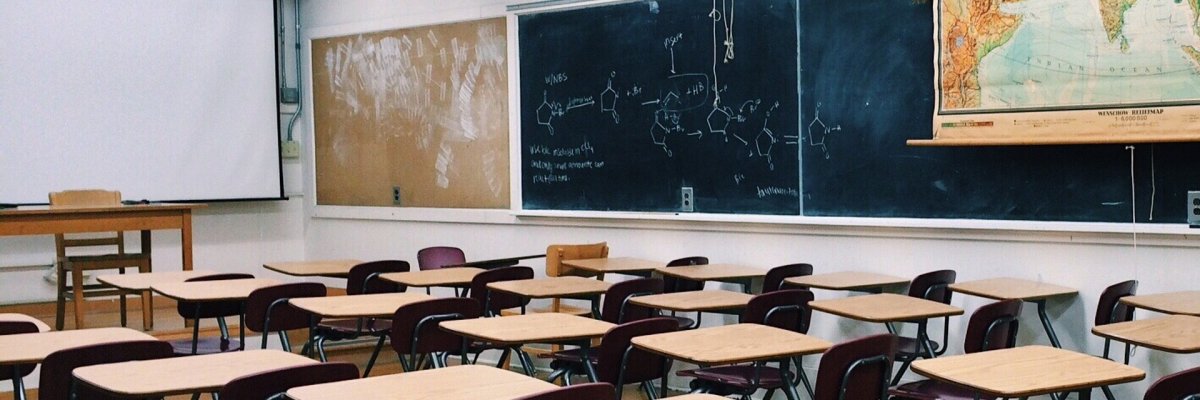 Schulklasse Hier sehen Sie einen Klassenraum mit Tafel und Tischen.