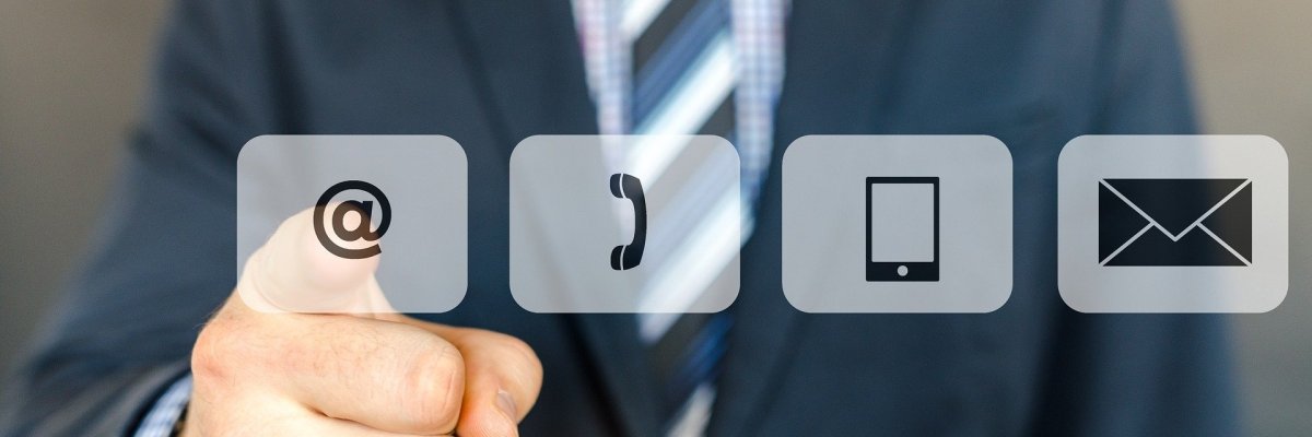 Hier sehen Sie einen Mann der verschiedene Möglichkeiten der Kontaktaufnahme anwählen kann.