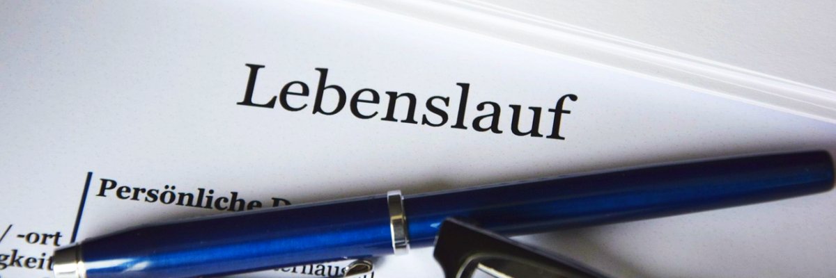 Hier sehen Sie einen Zettel auf dem Lebenslauf steht.