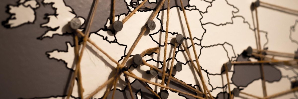 Hier sehen Sie eine Europakarte an dem Punkte mit Nägel markiert und mit Fäden verbunden sind.