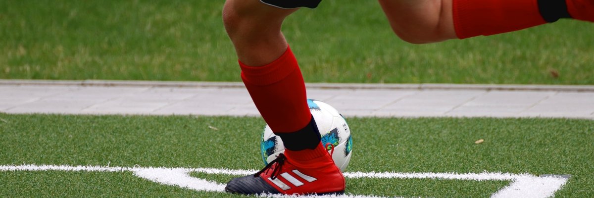 Hier sehen Sie einen Fußballer, der vom Eckpunkt abschlägt.