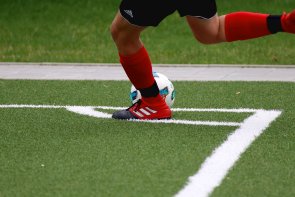 Fußball Hier sehen Sie einen Fußballer, der vom Eckpunkt abschlägt.