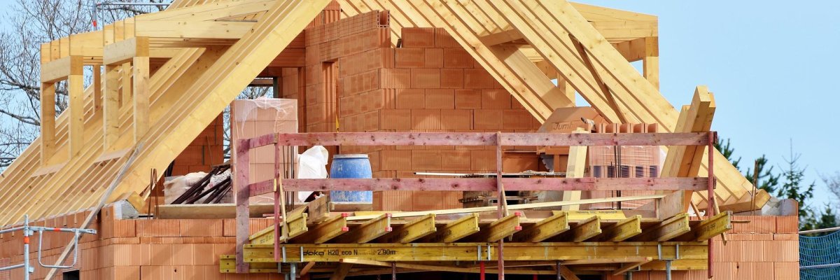 Hier sehen Sie ein Haus in der Rohbauphase.