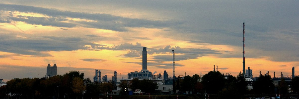 Hier sehen Sie den Rhein und im Hintergrund Industrieschornsteine.