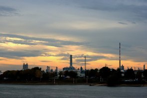 Rhein Hier sehen Sie den Rhein und im Hintergrund Industrieschornsteine.